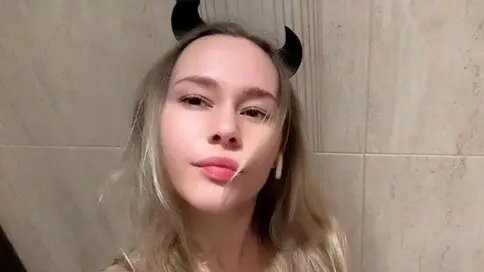 GillianBaskett's live cam