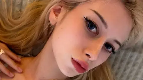 LoreyHoney's live cam